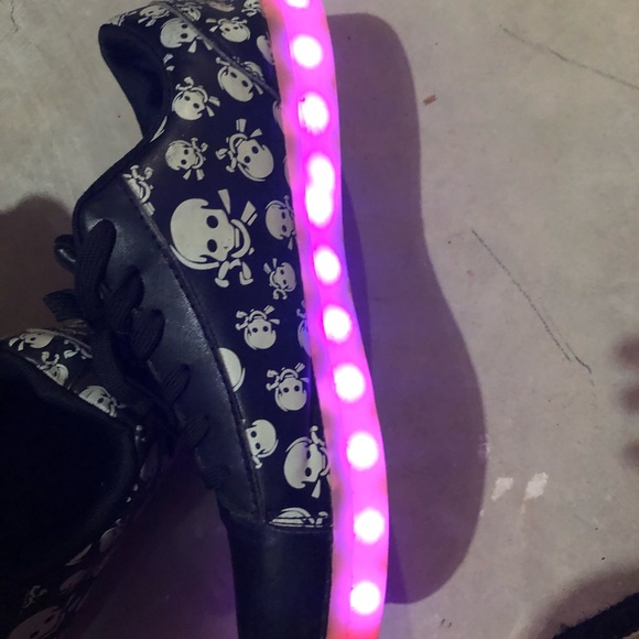 Selling black skull shoes for men. - Picture 4 of 5